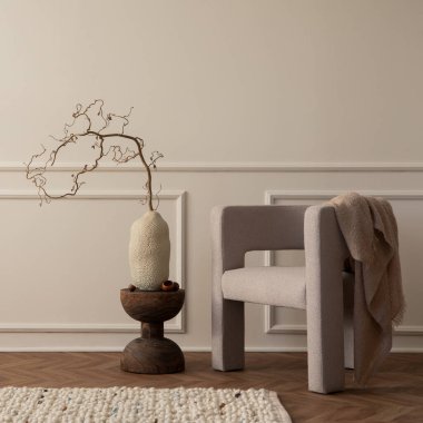 Fotokopi alanı, modern koltuk, bej ekose, dallı vazo, ahşap sehpa, örgülü halı ve kişisel aksesuarları olan zarif oturma odasının minimalist kompozisyonu. Ev dekoru. Şablon.