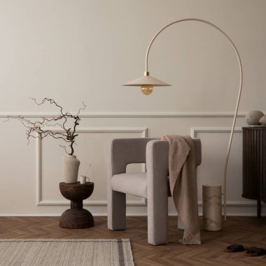 Fotokopi alanı, modern koltuk, yuvarlak yastık, lamba, ahşap sehpa, gri halı, büfe, heykel ve kişisel aksesuarlarla oturma odasının zarif kompozisyonu. Ev dekoru. Şablon.