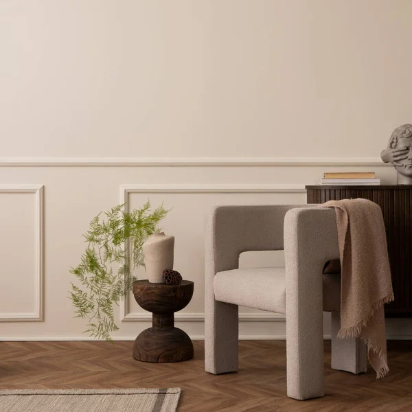 Kreatywna Kompozycja Wnętrza Salonu Drewnianą Szafką Stylowym Fotelem Wazonem Zielonymi — Zdjęcie stockowe
