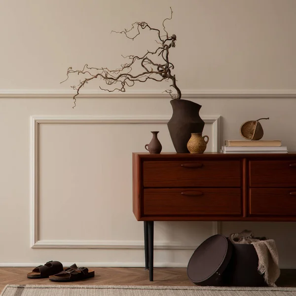 客厅内部的简约构图 带有复印空间 木制餐具柜 带有分枝的棕色花瓶 米色格子花 墙壁与粉刷和个人配饰 家居装饰 — 图库照片