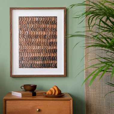 Modern yatak odasının iç kısmının şık bir kompozisyonu. Poster çerçevesi, ahşap komodin, yatak, katlanabilir ekran ve yaratıcı kişisel aksesuarlar. Okaliptüs duvarı. Şablon. Boşluğu kopyala. 