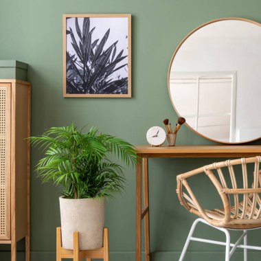 Ahşap büfe, yatak, ayna, resim ve şık kişisel aksesuarlarla modern iç tasarımın zarif ayrıntıları. Yeşil duvar. Posteri düzenle. Şablon