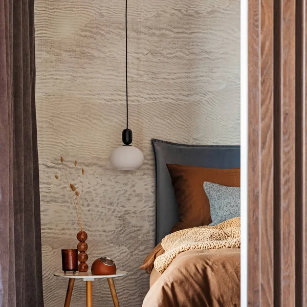 Modern Yatak Odasının Kısmının Şık Bir Kompozisyonu Yatak Yaratıcı Lamba — Stok fotoğraf