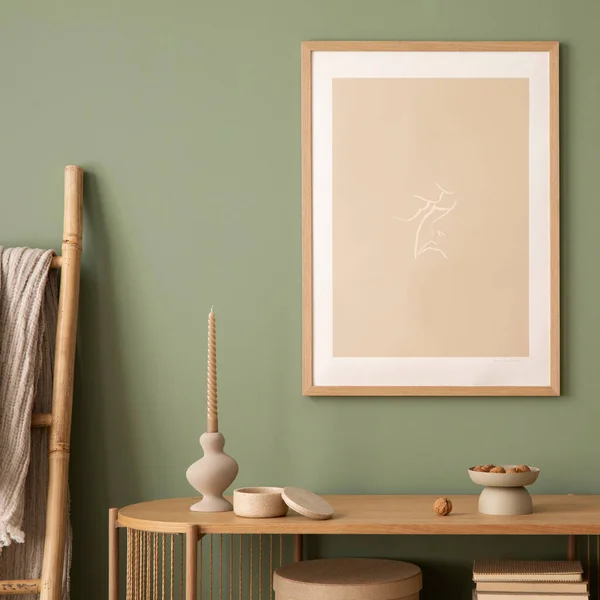 Stilvolle Wohnzimmereinrichtung Mit Attrappen Posterrahmen Holzkommode Beiger Vase Und Kreativen — Stockfoto
