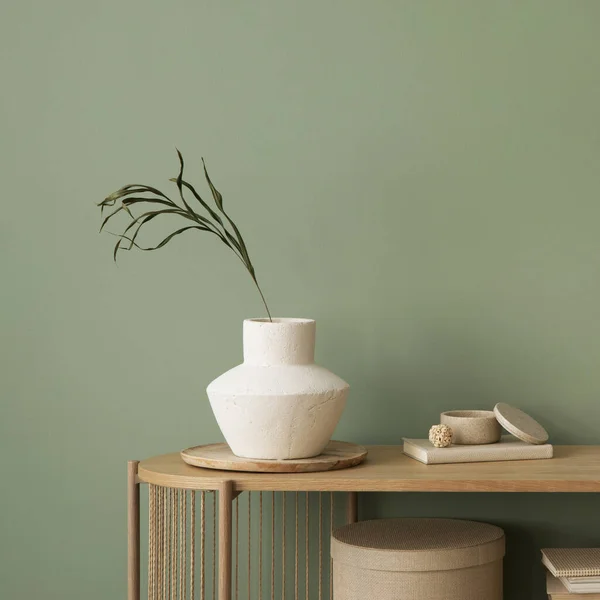 Stilvolle Wohnzimmereinrichtung Aus Holz Mit Kommode Beiger Vase Und Kreativen — Stockfoto