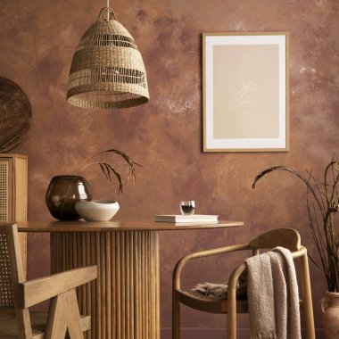 Poster modelli şık bir boho klasik yemek odası iç mimarisi. Rattal sandalyeli yuvarlak masa, kurumuş çiçekli vazo. Kahverengi duvar ve rattan lamba. Posteri düzenle. Şablon. 