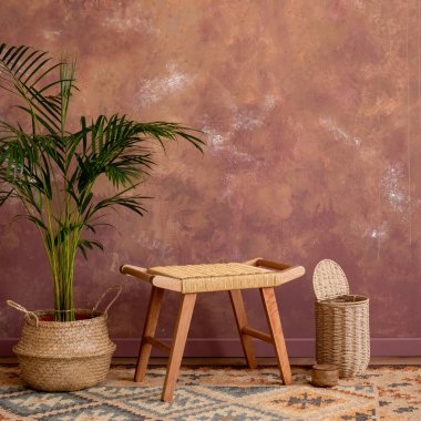 Fotokopi alanı, rattan taburesi, bitkilerle dolu sepeti olan boho yemek odasının minimalist iç mekanı. ve kişisel aksesuarlar. Kahverengi duvar. Ev dekoru. Şablon. 