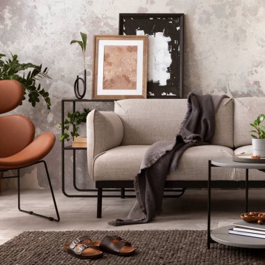 Model çerçeveli, gri koltuklu, yuvarlak kahve masalı, kahverengi deri koltuklu, ekose yastıklı ve şahsi aksesuarlı Indiustral ve tavan arası oturma odasının yaratıcı kompozisyonu. Ev dekoru. Şablon.