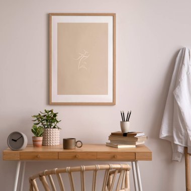 Rahat yatak odasının iç tasarımı poster çerçevesi, bej yatak, bitkiler, koltuk, bej yastıklar, ahşap masa ve kişisel aksesuarlar. Ev dekoru. Şablon. 