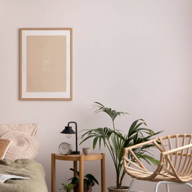 Konforlu yatak odasının kompozisyonu poster çerçevesi, bej yatak örtüsü, bitkiler, koltuk, siyah lamba ve ahşap komodin. Ev dekoru. Şablon. 