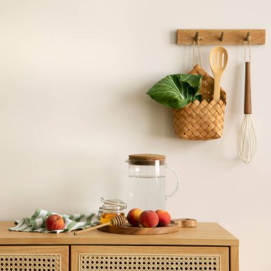 Mutfak alanının iç tasarımı, rattan klozet, boho sandalye, merdiven, kesme tahtası, şifalı bitkiler, sebzeler, ekmek, yumurta, sürahi, yemek ve mutfak aksesuarları. Ev dekoru. Şablon. 