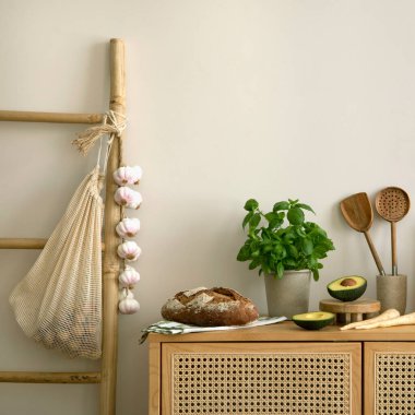 Mutfak odasının iç tasarımı, rattan klozet, boho sandalye, merdiven, kesme tahtası, şifalı bitkiler, sebzeler, ekmek, yumurta, sürahi, yemek ve mutfak aksesuarları. Ev dekoru. Şablon. 