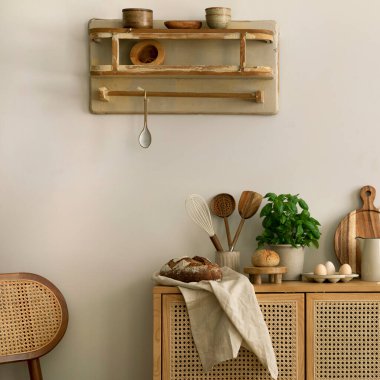Mutfak odasının iç tasarımı, rattan klozet, boho sandalye, merdiven, kesme tahtası, şifalı bitkiler, sebzeler, ekmek, yumurta, sürahi, yemek ve mutfak aksesuarları. Ev dekoru. Şablon. 