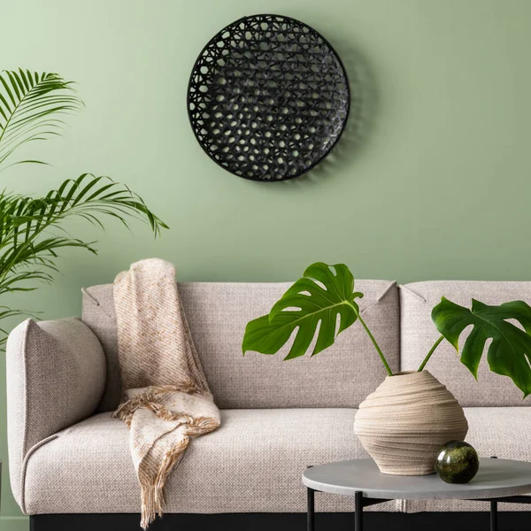 Oturma Odasındaki Yeşil Duvarlı Şık Kompozisyon Tasarım Gri Kanepe Sehpa — Stok fotoğraf