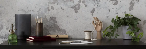 黒の机とホームオフィスのインテリアデザイン 植物の植木鉢 クリップ 鉛筆ホルダー 文字列 グレーのコンクリート壁やオフィスアクセサリー 家の装飾だ テンプレート — ストック写真