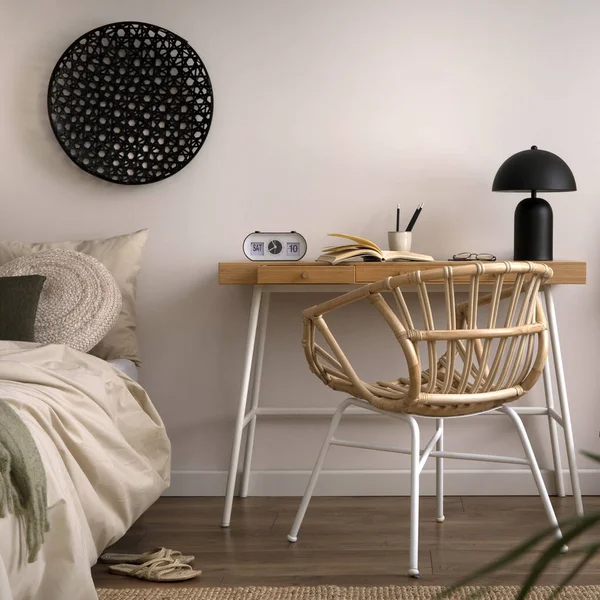 Design Intérieur Une Chambre Confortable Avec Literie Beige Plantes Fauteuil — Photo