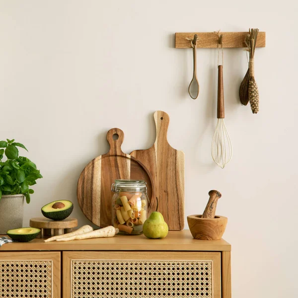 厨房空间的室内设计 配有藤条 切菜板 食品和厨房配饰 家居装饰 — 图库照片