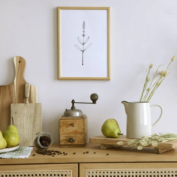 Komposisi Kreatif Ruang Dapur Dengan Kerangka Poster Tiruan Commode Rotan — Stok Foto