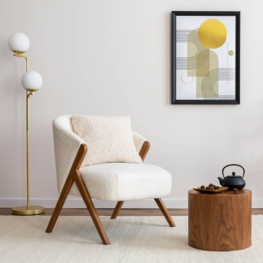 Uyumlu oturma odasının iç tasarımı poster, beyaz koltuk, lamba, consola ve kişisel aksesuarlarla. Bej duvar. Ev dekoru. Şablon.