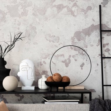 Modern oturma odasının zarif kompozisyonu siyah raf, dekorasyon, vazo, siyah merdiven ve zarif kişisel aksesuarlar. Minimalist ev dekorasyonu. Şablon.