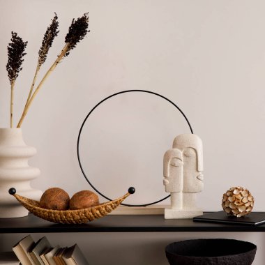 Fotokopi uzayı ile minimalist iç mekanın şık kompozisyonu. Siyah tuvalet, bej duvar, kurutulmuş çiçekli vazo, heykel ve kişisel aksesuarlar. Ev dekoru. Şablon. 