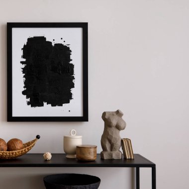 Oturma odasının iç dekorasyonunun zarif ve modern kompozisyonu siyah raf, poster çerçevesi, vazoda kurumuş çiçekler, dekorasyon ve zarif aksesuarlar. Minimalist ev dekorasyonu. Şablon. 