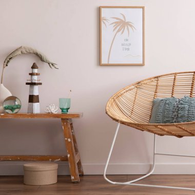 Rahat ve yaz oturma odasının iç tasarımı, rattan koltuk, kanepe, yastık, poster çerçevesi, yan masa, bambu uzun tahta, dekorasyon, halı ve kişisel aksesuarlar. Tarz ev dekoru.