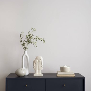 Fotokopi alanı, donanma tuvaleti, vazo kitaplarında yeşil yapraklar, heykel ve kişisel aksesuarları olan zarif ve seçkin bir kompozisyon. Ev dekoru. Şablon. 