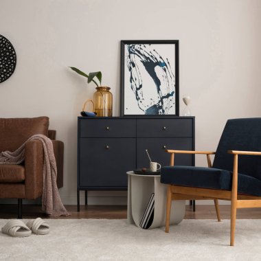 Poster çerçevesi, mavi koltuk, klozet, kahverengi kanepe, halı, dekorasyon, sehpa ve kişisel aksesuarlar. Şık bir ev dekoru. Şablon.