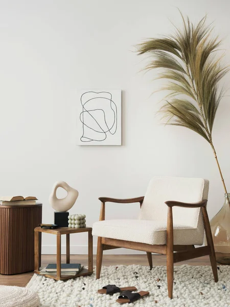 Kreativní Kompozice Interiér Obývacího Pokoje Modelovým Plakátem Béžovým Křeslem Konferenčním — Stock fotografie