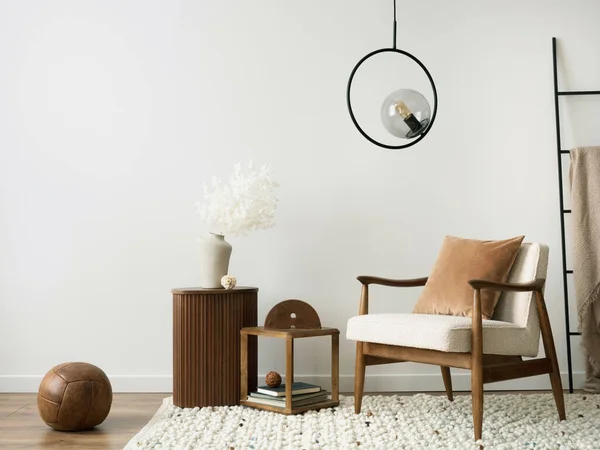 Interiérový Design Estetického Minimalistického Obývacího Pokoje Kyvadlovým Křeslem Dřevěným Konferenčním — Stock fotografie