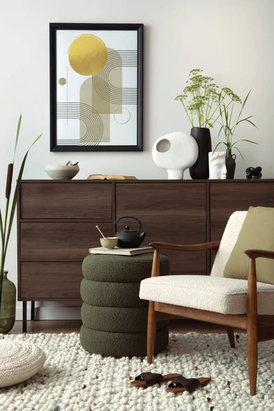 客厅内部的简单组成与模拟海报框架 米黄色扶手椅与枕头 绿色邮袋和木制组合个人配饰 家居装饰 — 图库照片