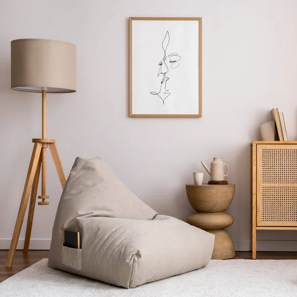 居室内舒适舒适 设有模拟画框 设计布袋 木制侧桌及米色配饰 创意家居装饰 — 图库照片