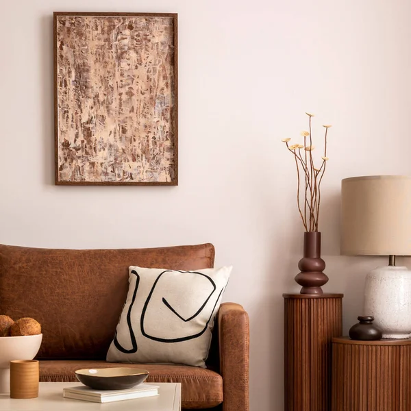 舒适温暖的客厅空间内部 配有褐色沙发 米黄色地毯 模拟招贴画架 植物和咖啡桌 舒适的家居装饰 — 图库照片