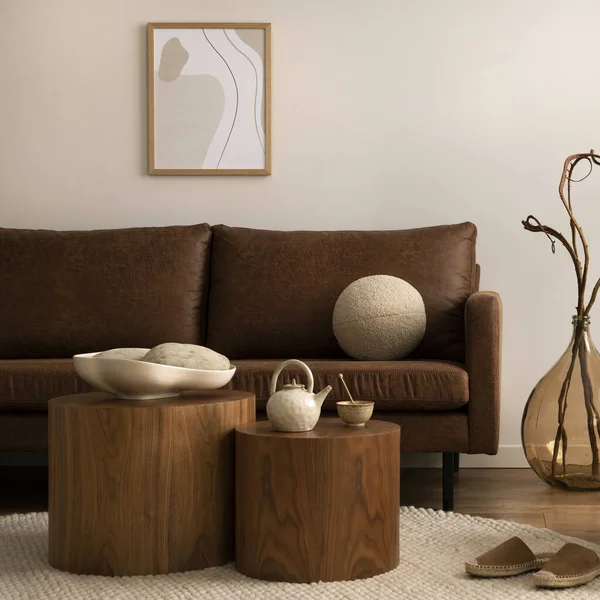 室内设计新颖典雅 有褐色沙发 小扶手椅 木制咖啡桌 模拟招贴画架 装饰及个人配饰 温暖的家装潢 — 图库照片