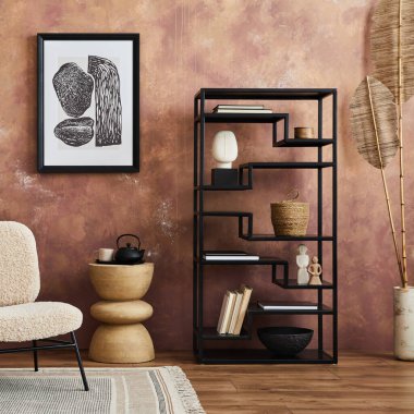 Model poster çerçeveli modern oturma odası iç tasarımı, frotte koltuk, siyah metal raf, yan masa, kuru bitkiler ve yaratıcı ev aksesuarları. Yaratıcı duvar kâğıdı. Şablon. Boşluğu kopyala