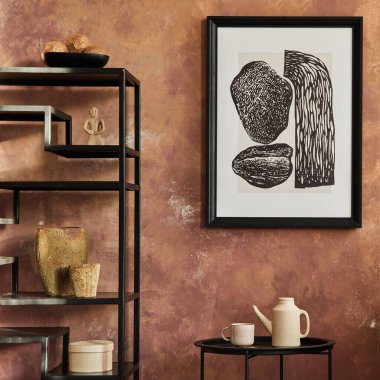 Poster çerçevesi, bej renkli modern kanepe, siyah metal raf ve şık kişisel aksesuarları olan zarif bir oturma odası iç tasarımı. Yaratıcı duvar kâğıdı. Şablon. Boşluğu kopyala.