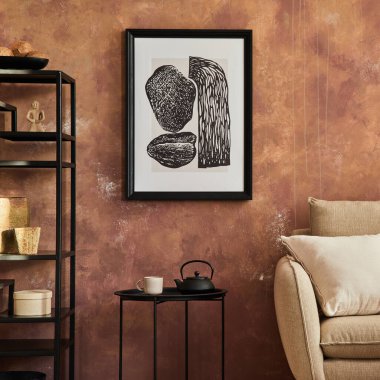 Modern oturma odası kompozisyonu poster çerçevesi, bej kanepe, siyah raf ve kişisel aksesuarlar. Yaratıcı duvar kâğıdı. Şablon. Uzayı kopyala Gerçek fotoğraf..