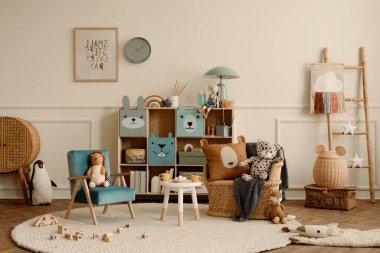 Sıcak ve rahat çocuk odaları poster çerçevesi, alçılı bej duvar, renkli büfe, örgülü koltuk, peluş oyuncaklar, kahverengi yastık ve kişisel aksesuarlar. Ev dekoru. Şablon.