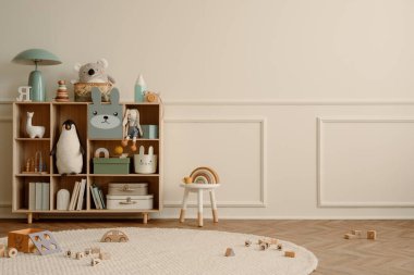 Çocuk odasının iç tasarımı fotokopi alanı, ahşap büfe, yuvarlak halı, bej duvar, peluş oyuncaklar, beyaz tabure, ahşap bloklayıcı ve kişisel aksesuarlar. Ev dekoru. Şablon.