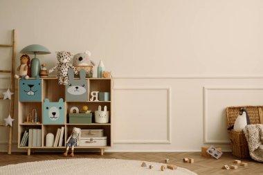 Çocuk odasının iç tasarımında fotokopi alanı, ahşap büfe, yuvarlak halı, örgülü sepet, bej duvar, pelüş oyuncaklar, ahşap tıkaçlar ve kişisel aksesuarlar var. Ev dekoru. Şablon.