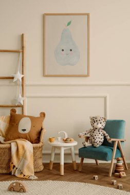 Samimi çocuk odasının içinde poster çerçevesi, peluş oyuncaklar, kahverengi yastık, mavi koltuk, yuvarlak tabure, yıldız süslemeli merdiven, sıva ve kişisel aksesuarlı bej duvar. Ev dekorasyonu Şablonu