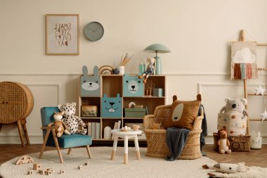 Çocuk odasının iç dekorasyonu poster çerçevesi, duvarları sıva, renkli büfe, örgülü koltuk, pelüş oyuncaklar, kahverengi yastık ve kişisel aksesuarlarla süslenmiş. Ev dekoru. Şablon.