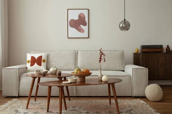 客厅舒适舒适的室内环境 配有模拟画框 现代米黄色沙发 椭圆形木制咖啡桌 圆形枕头 老式地毯 木制地板 灯具和个人配饰 家居装饰 — 图库照片