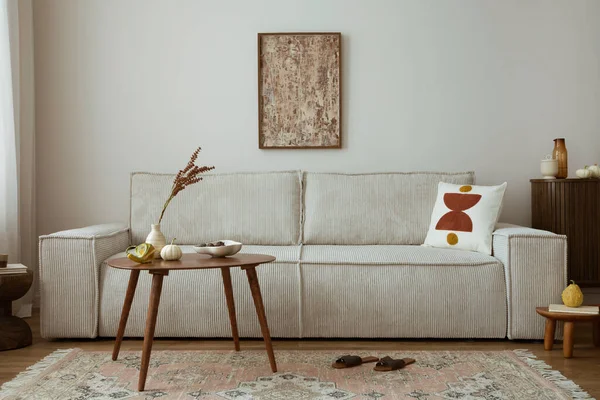 거실의 디자인에 포스터 프레임이 현대식 베이지 나무로 테이블 빈티지 액세서리가 — 스톡 사진