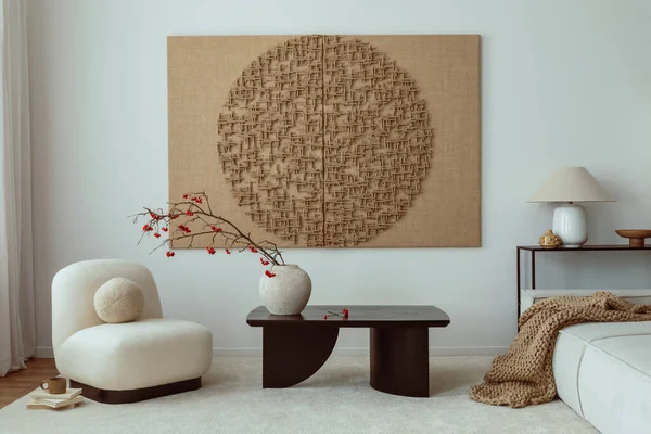 温馨舒适的客厅内部的创意构图与绘画 花瓶与争吵 木制咖啡桌 小沙发和个人配饰 家居装饰 — 图库照片