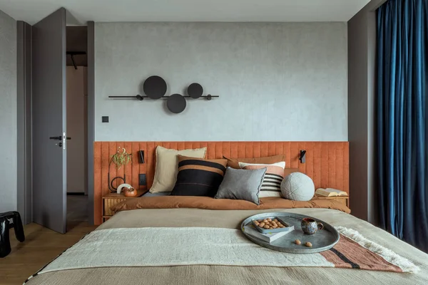 Interior Design Elegant Bedroom Big Orange Bed Beige Grey Bedclothes — Zdjęcie stockowe