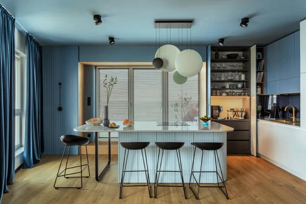 Interior Design Kitchen Space Marble Island Black Chockers Modern Lamp — Stockfoto