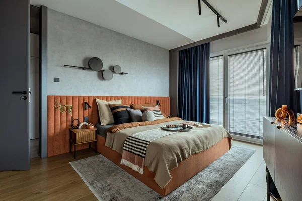 Interior Design Elegant Bedroom Big Orange Bed Beige Grey Bedclothes — Stok fotoğraf