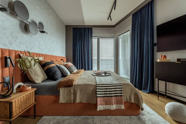 Warm Cozy Bedroom Interior Big Orange Bed Beige Grey Bedclothes — Fotografia de Stock